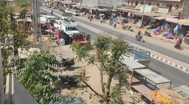 54 फीट की सडक़ रह जाती मात्र पन्द्रह फीट की