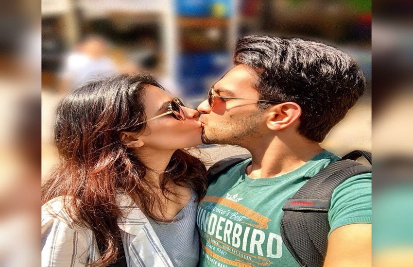 Aditya Narayan Shared A Picture While Kissing His Wife