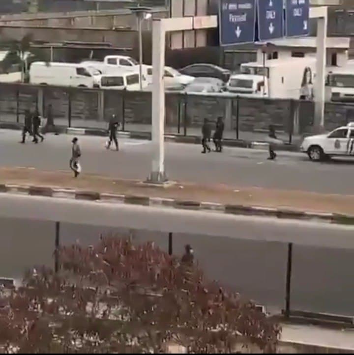 सेना ने शहर में पहले किया फ्लैग मार्च और इसके तुरंत बाद 19 आतंकी मार गिराए,
देखें वीडियो