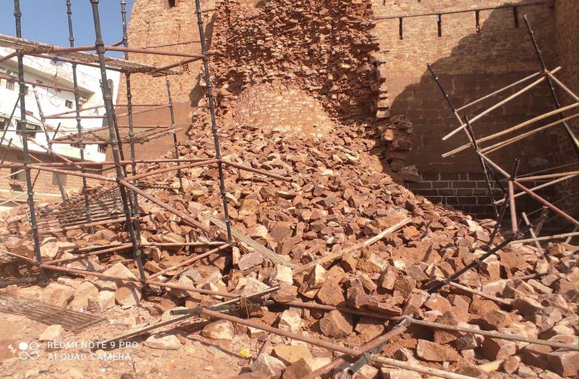 फलोदी: ऐतिहासिक दुर्ग के बुर्ज की प्राचीर ढही, बल्लियों ने रोका हादसा