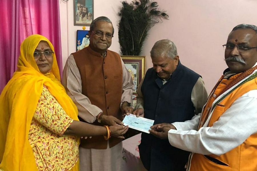 जेएनवीयू के पूर्व कुलपति ने सौंपा 1.21 लाख का चेक