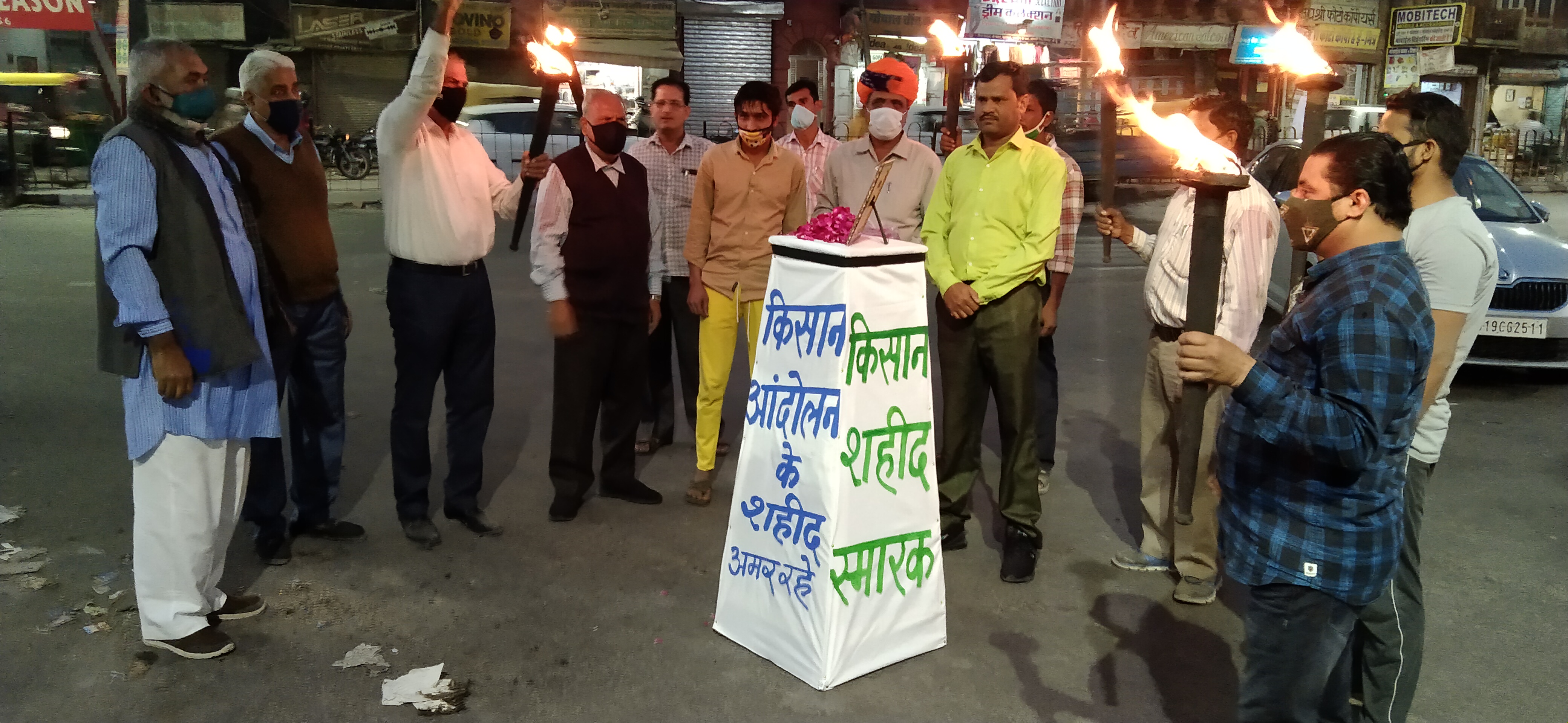 - पुलवामा शहीदों को दी श्रद्धांजलि