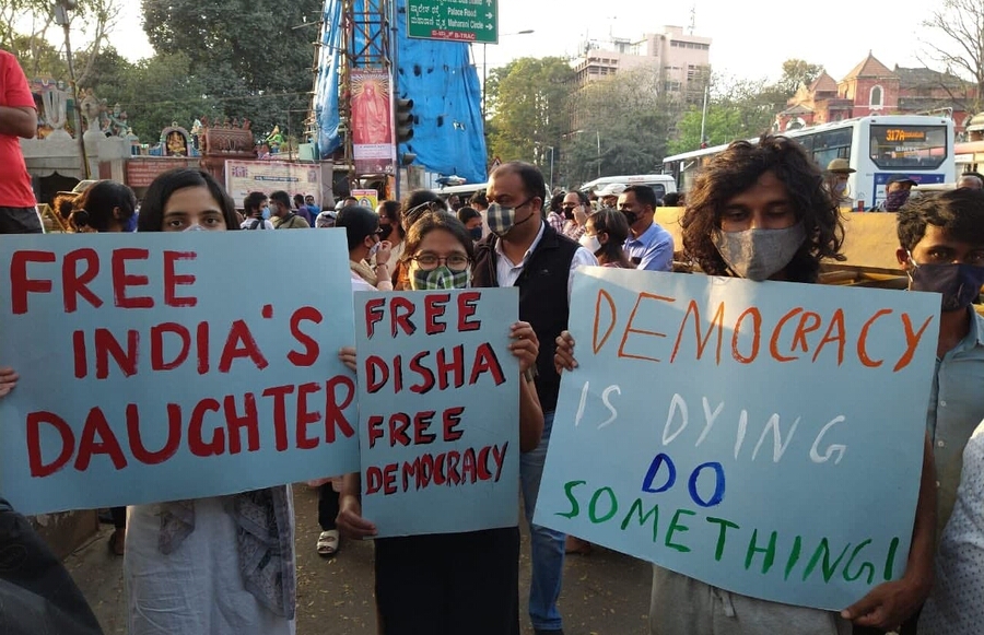 पर्यावरण कार्यकर्ता दिशा रवि की गिरफ्तारी के खिलाफ प्रदर्शन
