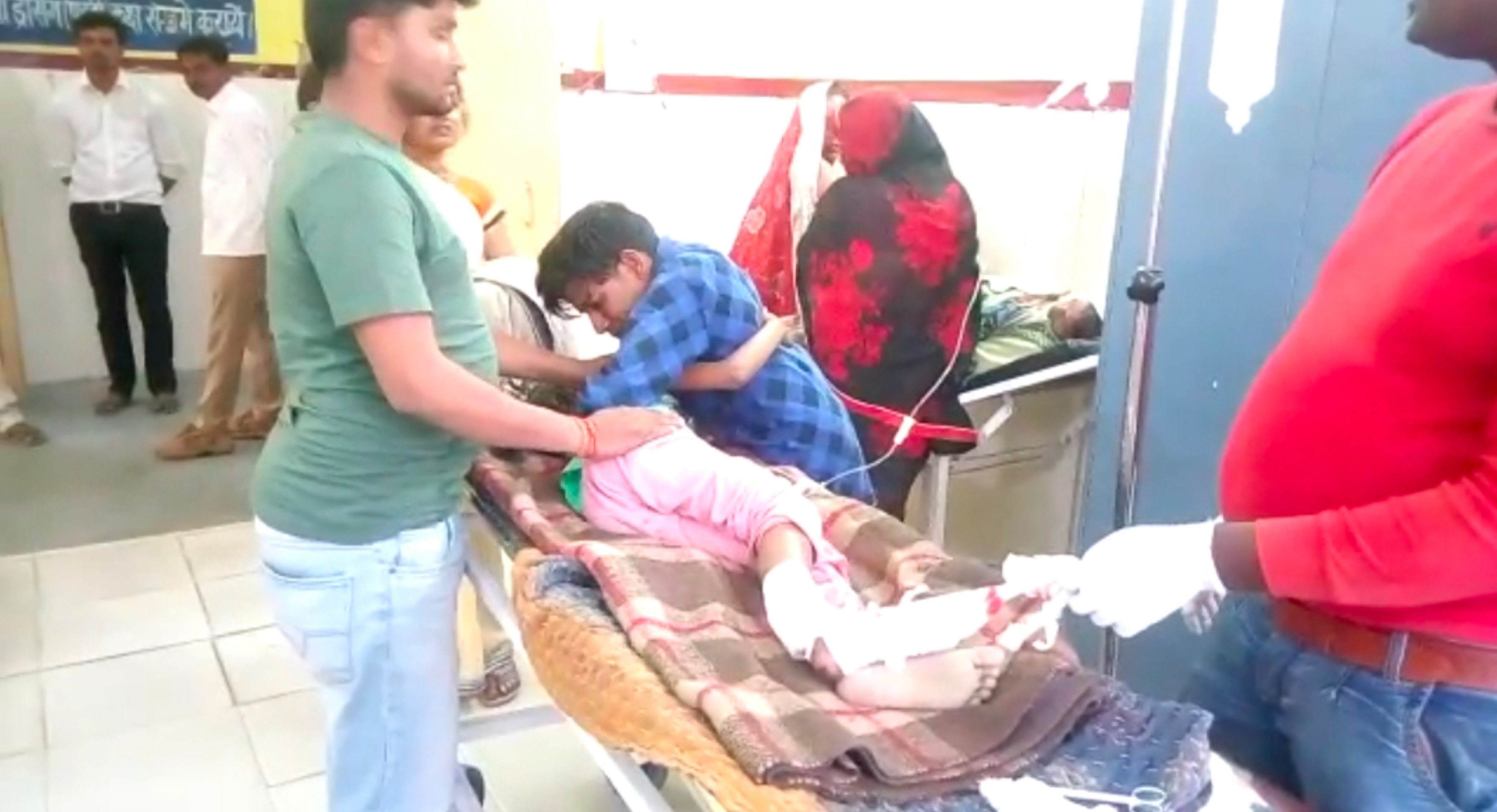 रायबरेली में सुतली बम के विस्फोट से घायल हुई 8 वर्षीय मासूम, जिला अस्पताल में चल रहा है इलाज
