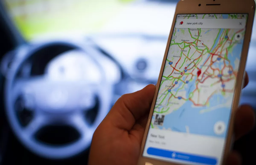 गाड़ी चलाते समय ऐसे न करें Google map का यूज, भरना पड़ सकता है भारी जुर्माना