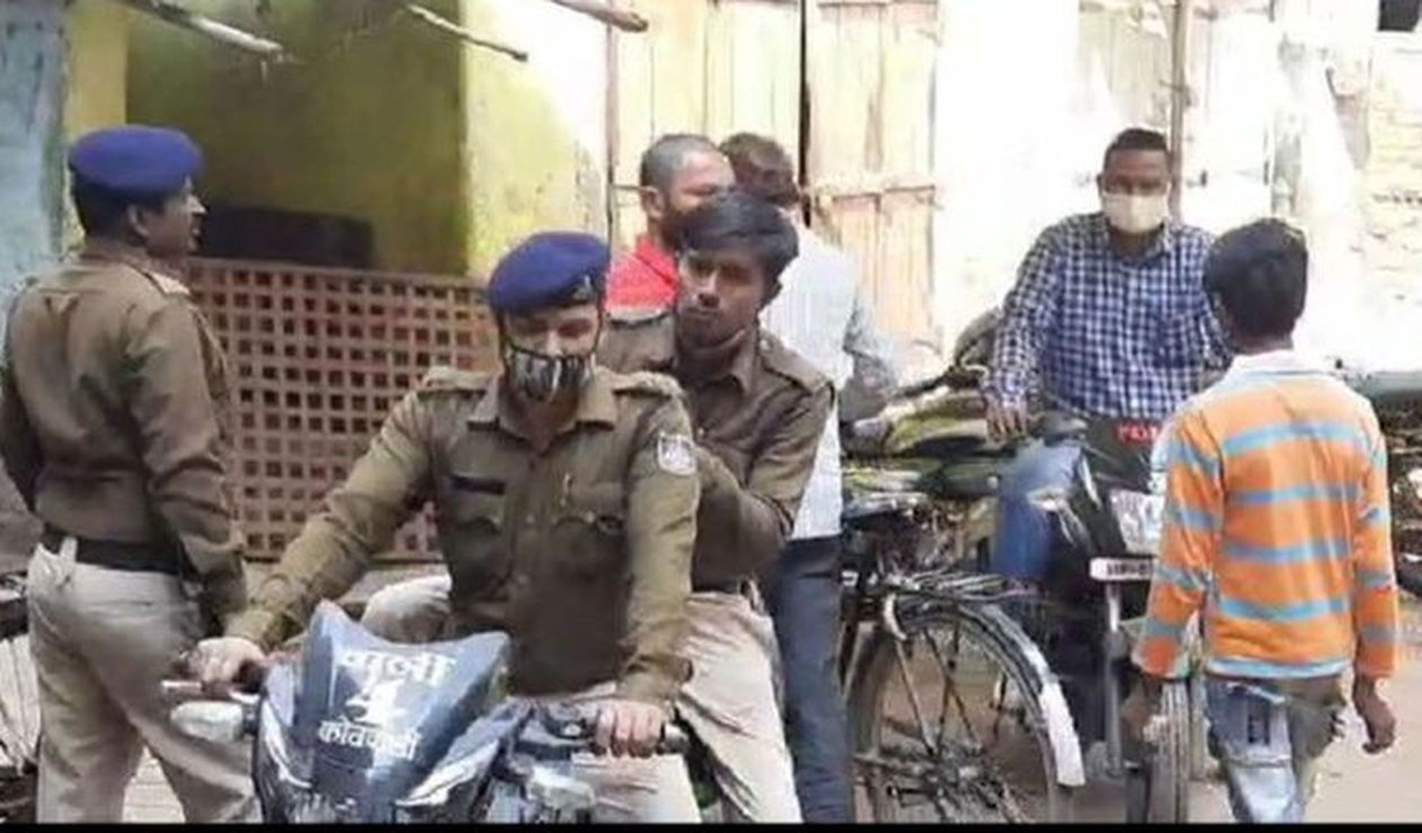 Junkies with police personnel who went to take action of cow dynasty, case registered against 10 people