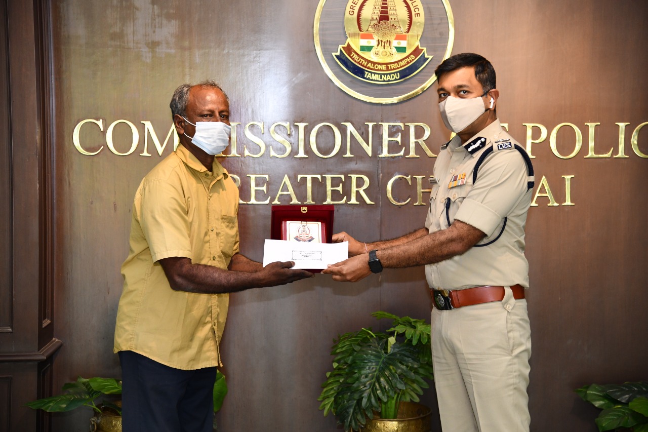 Honest Chennai auto driver returns cash bag, Commissioner rewards