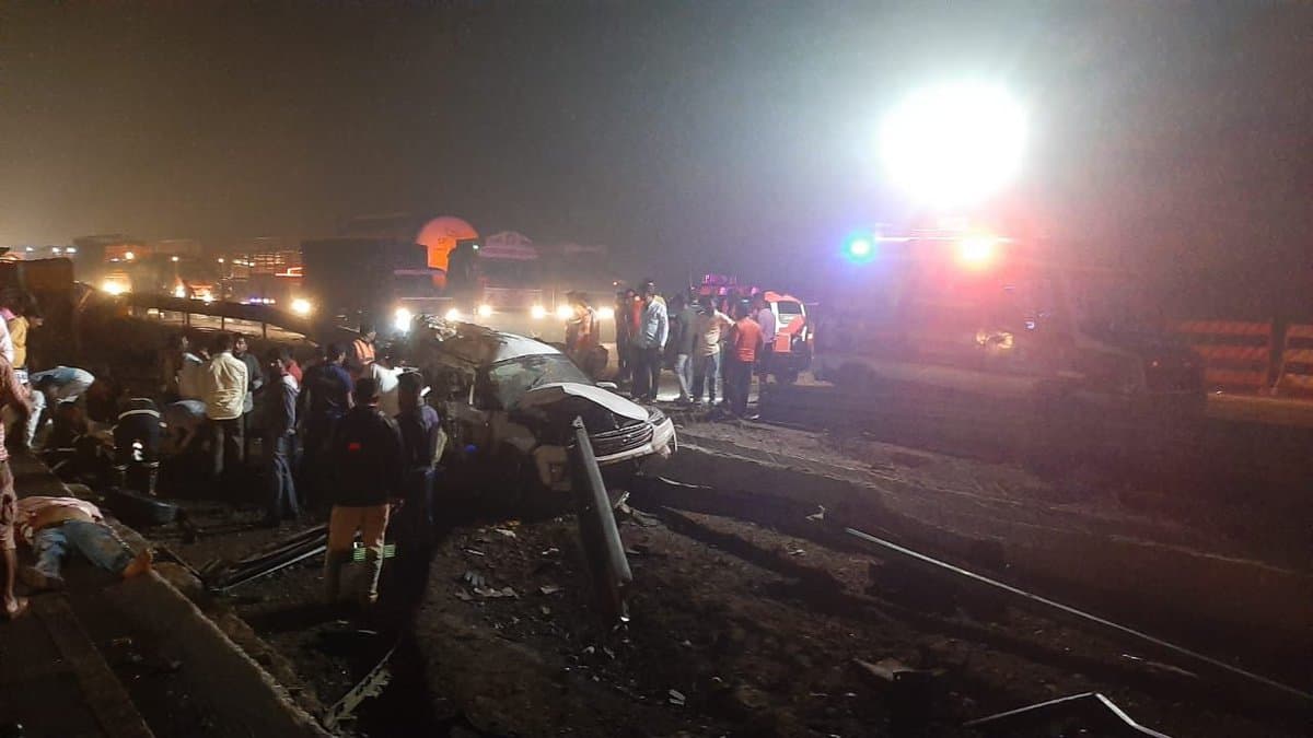 Mumbai-Pune Expressway collision between several vehicles, 5 death