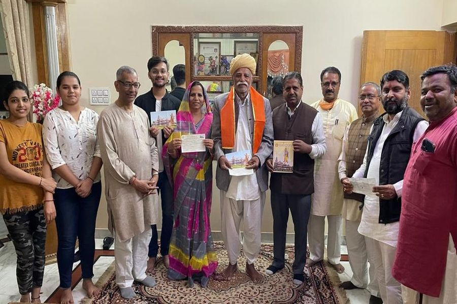 ़देर रात तक लोग करते रहे निधि समर्पित