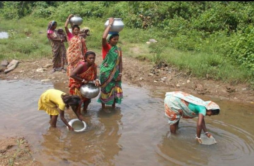 गांव में आ गई ऐसी विडंबना कि ग्रामीणों को नदी का पीना पड़ रहा पानी