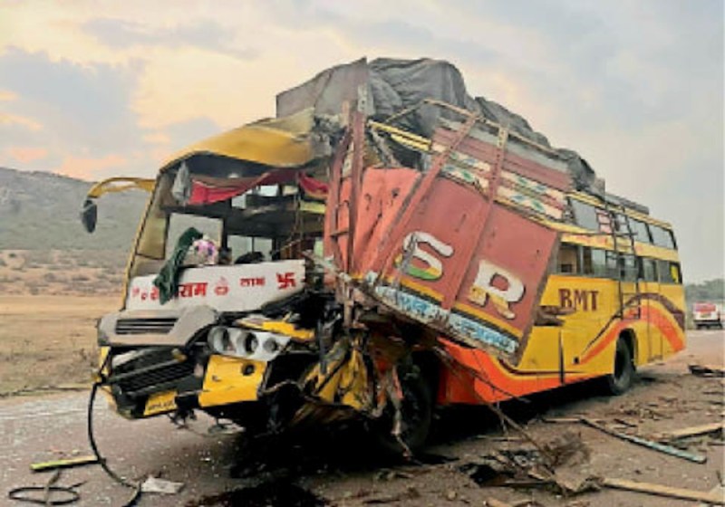 मुंडन कार्यक्रम के लिए जा रहे श्रद्धालुओं का ट्रेक्टर पलटने से दो दर्जन घायल, एक बुजुर्ग की मौत