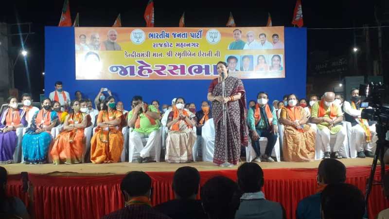 पहले मोदी, अब सभी गुजरातियों की चाय से कांग्रेस पार्टी नाराज : ईरानी