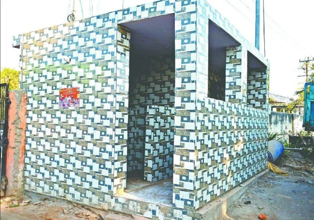 वाराणसी में खुला प्रदेश का पहला ट्रांसजेंडर शौचालय, किन्नर समाज के सलमान चौधरी को बनाया स्वच्छता दूत
