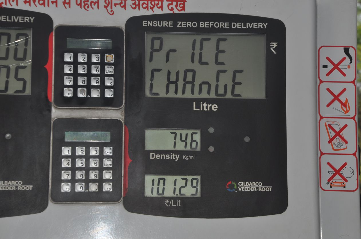आपको पता ही नहीं....बाड़मेर में ' पेट्रोल ' के दाम ने लगा दी सैंचुरी,आपको पता ही नहीं....बाड़मेर में ' पेट्रोल ' के दाम ने लगा दी सैंचुरी
