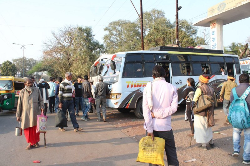 राहत की आड़ में दौड़ रहीं अनफिट बसें, कम किराए का लालच देकर कर रहे ओवरलोड