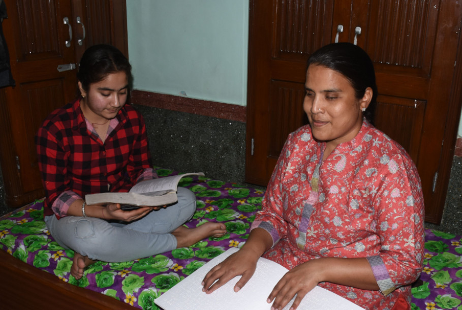 दृष्टिबाधित सुनीता जला रहीं शिक्षा की ज्योत