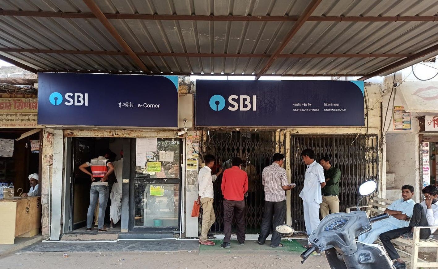 दिनदहाड़े बैंक में ग्राहक से तीस हजार की लूट, बैग लेकर भागे लूटेरे