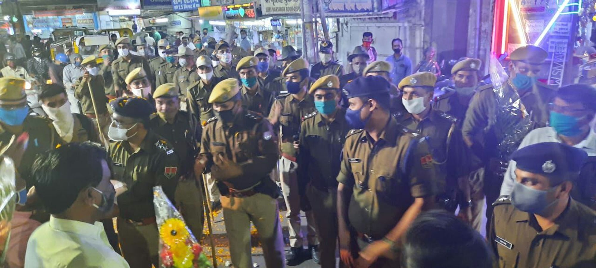 सुरक्षा व कानून-व्यवस्था के लिए पुलिस की पैदल गश्त