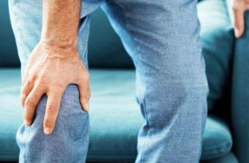 जोड़ों का दर्द सताए तो घर बैठे करें ये उपाय, नहीं मिले आराम तो करे यह काम