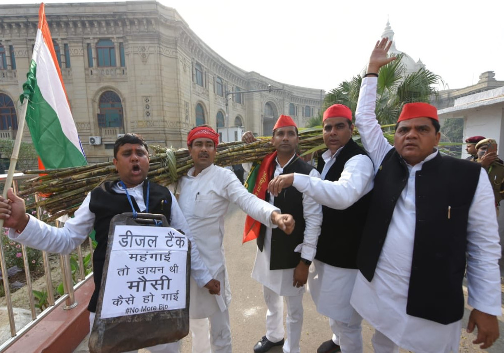 उत्तर प्रदेश विधानमंडल बजट सत्र शुरू, नारेबाजी के बीच राज्यपाल आनंदीबेन पटेल ने अभिभाषण पूरा किया