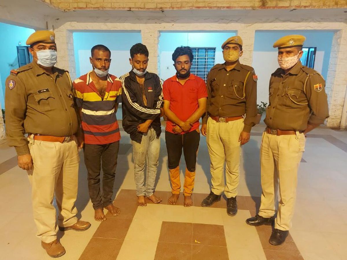 जानबूझकर टकराए, टूटा मोबाइल गिराकर रुपए मांगे, पर्स लूटा