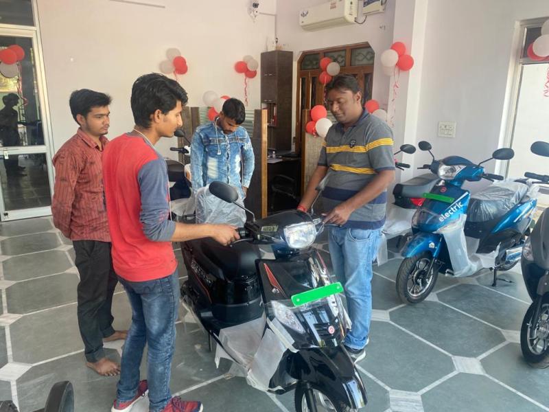 जेब काटने लगा पेट्रोल तो बढ़ गईं बैटरी वाले वाहनों की बिक्री