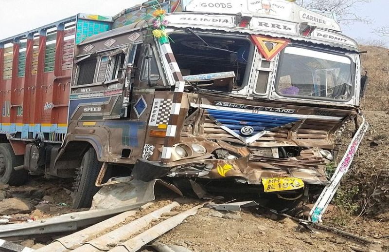 ट्रॉले का ब्रेक फेल, आगे चल रहे चार वाहनों को मारी टक्कर