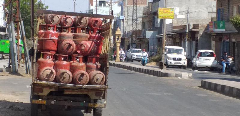 रसोई गैस: 6 महीनों में घटाए केवल एक बार 50 पैसे, तीन बार में बढ़ाए 175 रुपए