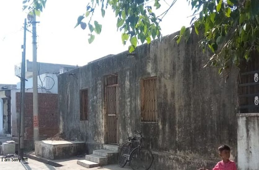 ABUROAD : शहर की आधे से अधिक आबादी वाले गांधीनगर में जर्जर हाल सामुदायिक भवन