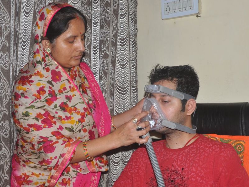 बेटे की सांसों पर पहरा देकर बैठी मां की अटूट प्रार्थनाएं