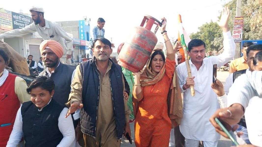 हनुमानगढ़: महंगाई के खिलाफ रसोई गैस सिलेंडर लेकर कलक्ट्रेट पहुंची जिला परिषद सदस्य प्रवीणा मेघवाल, किया प्रदर्शन