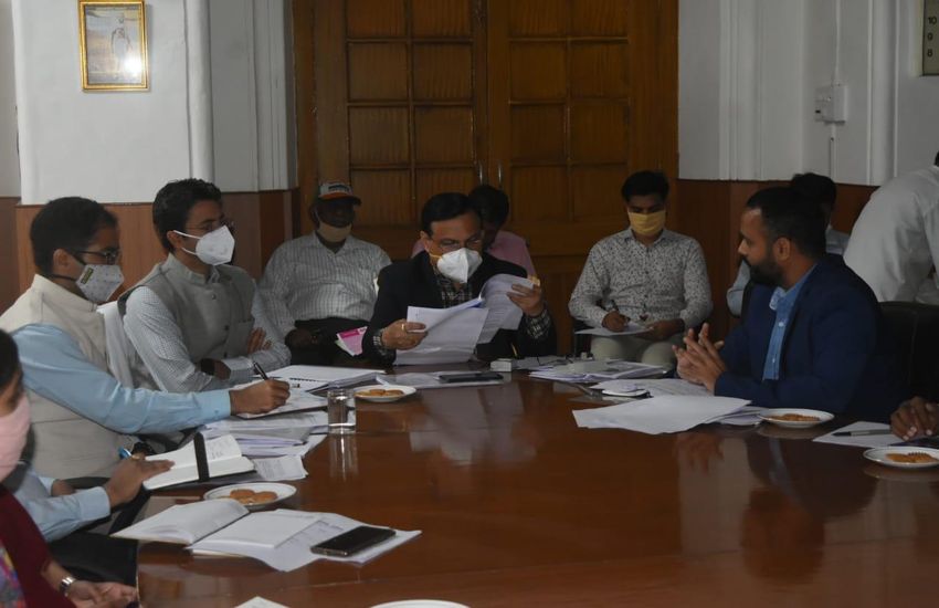 संभागीय आयुक्त ने देखा शहरी विकास का प्रजेंटेशन