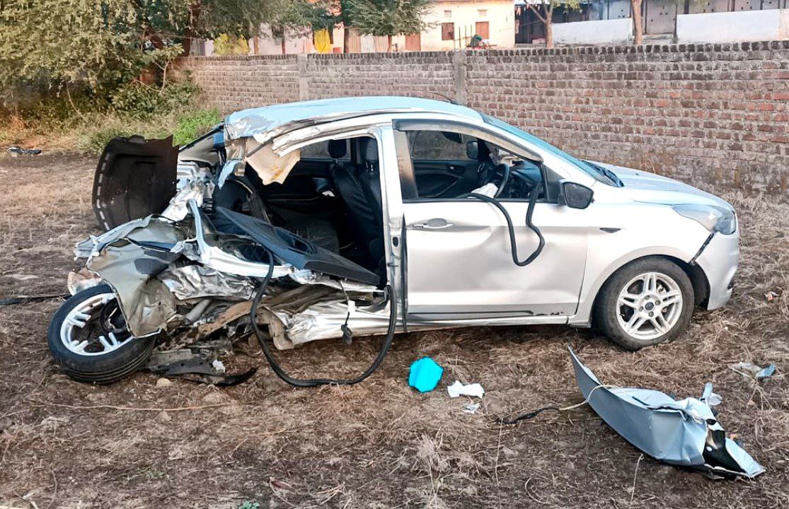 Car returning from Omkareshwar crashed, two youth injured