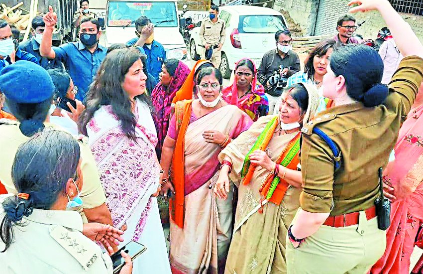 महिलाओं ने पल्लू में बांधी गांठ, सरकार को हटाने के बाद ही इसे खोलने की खाई कसम