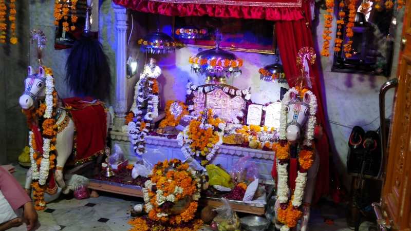 मंदिरों में लगी कतारें, दिन भर चला दर्शन-पूजन का सिलसिला