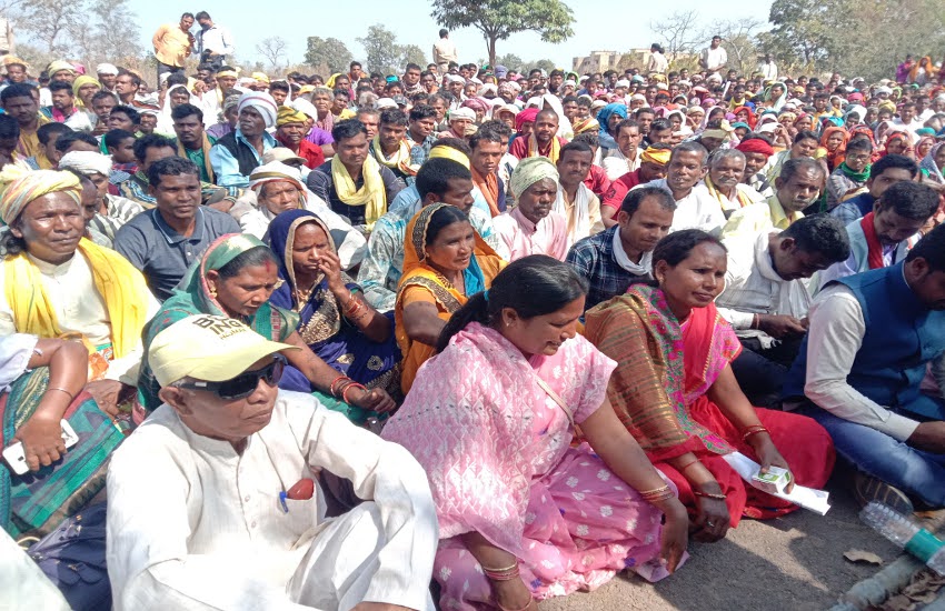 उदंती अभयारण्य क्षेत्र के हजारों ग्रामीणों ने कलेक्ट्रेट का किया घेराव