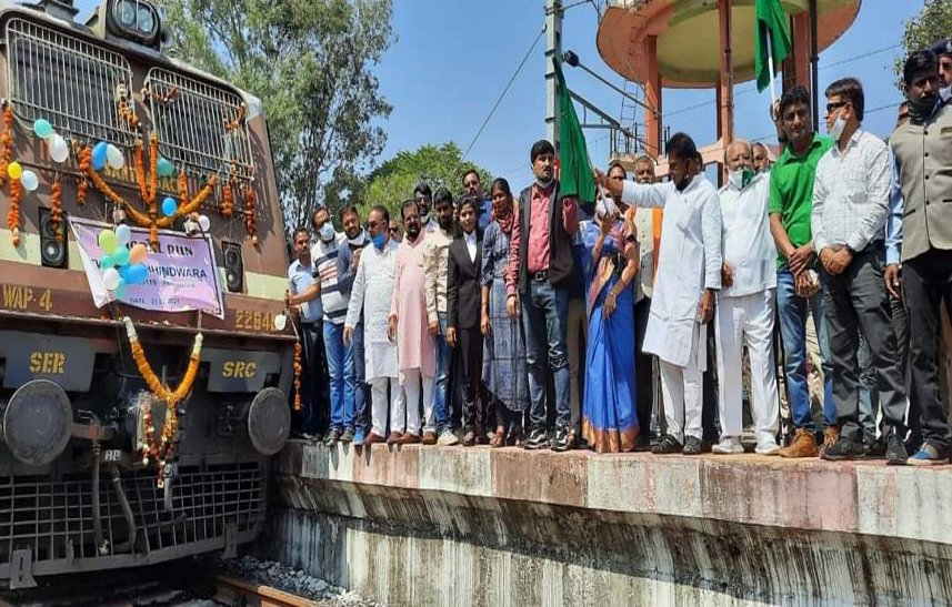 Politics: वर्षों बाद यहां चली ट्रेन, भाजपा ने इंजन के आगे तो कांग्रेस ने बोगी से दिखा दी हरी झंडी