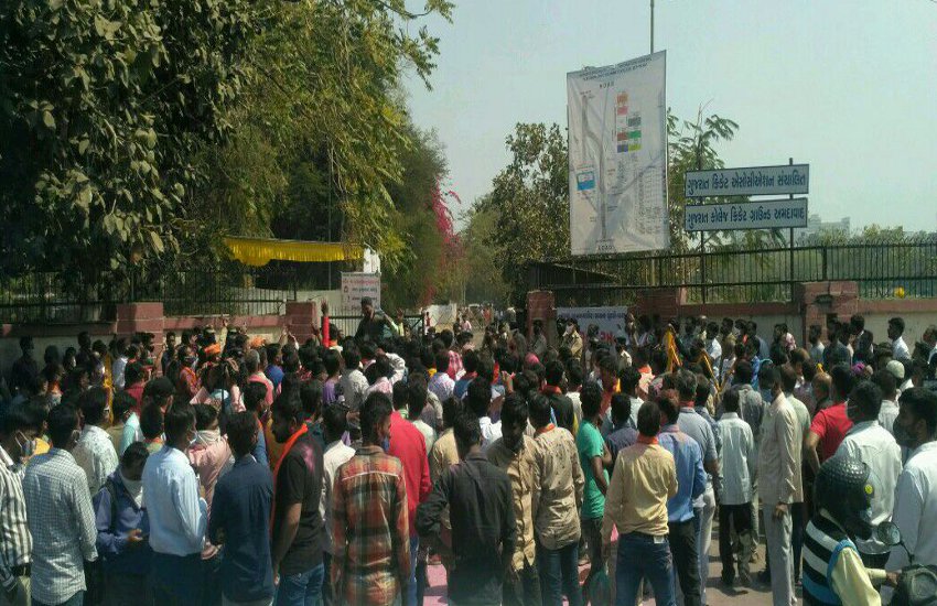 गुजरात कॉलेज के बाहर जमकर उड़ी गुलाल