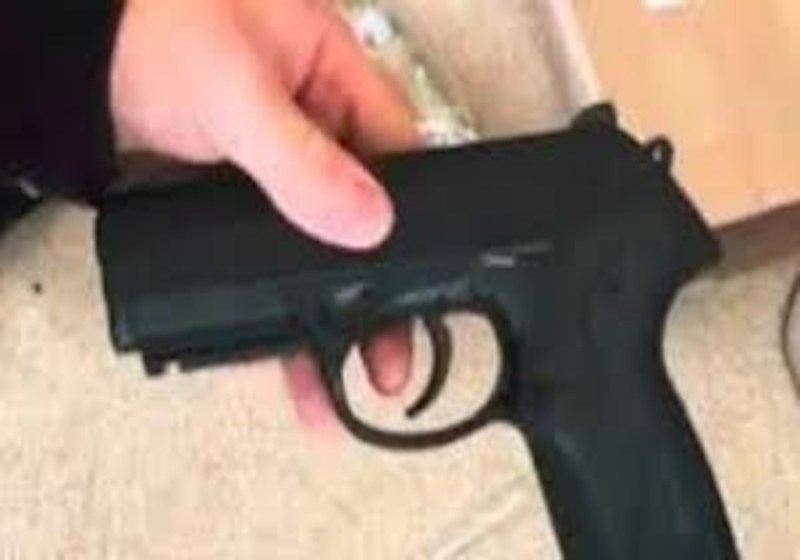 Quick Read: बैग में एयर गन लेकर पहुंचा छात्र, असलहा देख डरे स्कूल छात्र