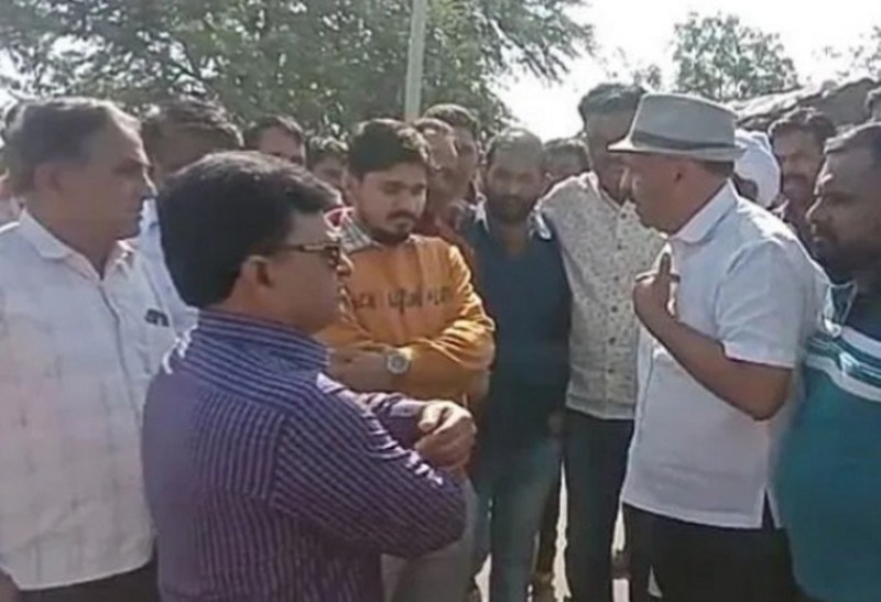 पानी नहीं मिलने से फसल सूखी, किसानों ने एसडीओ को जमकर सुनाई खरीखोटी