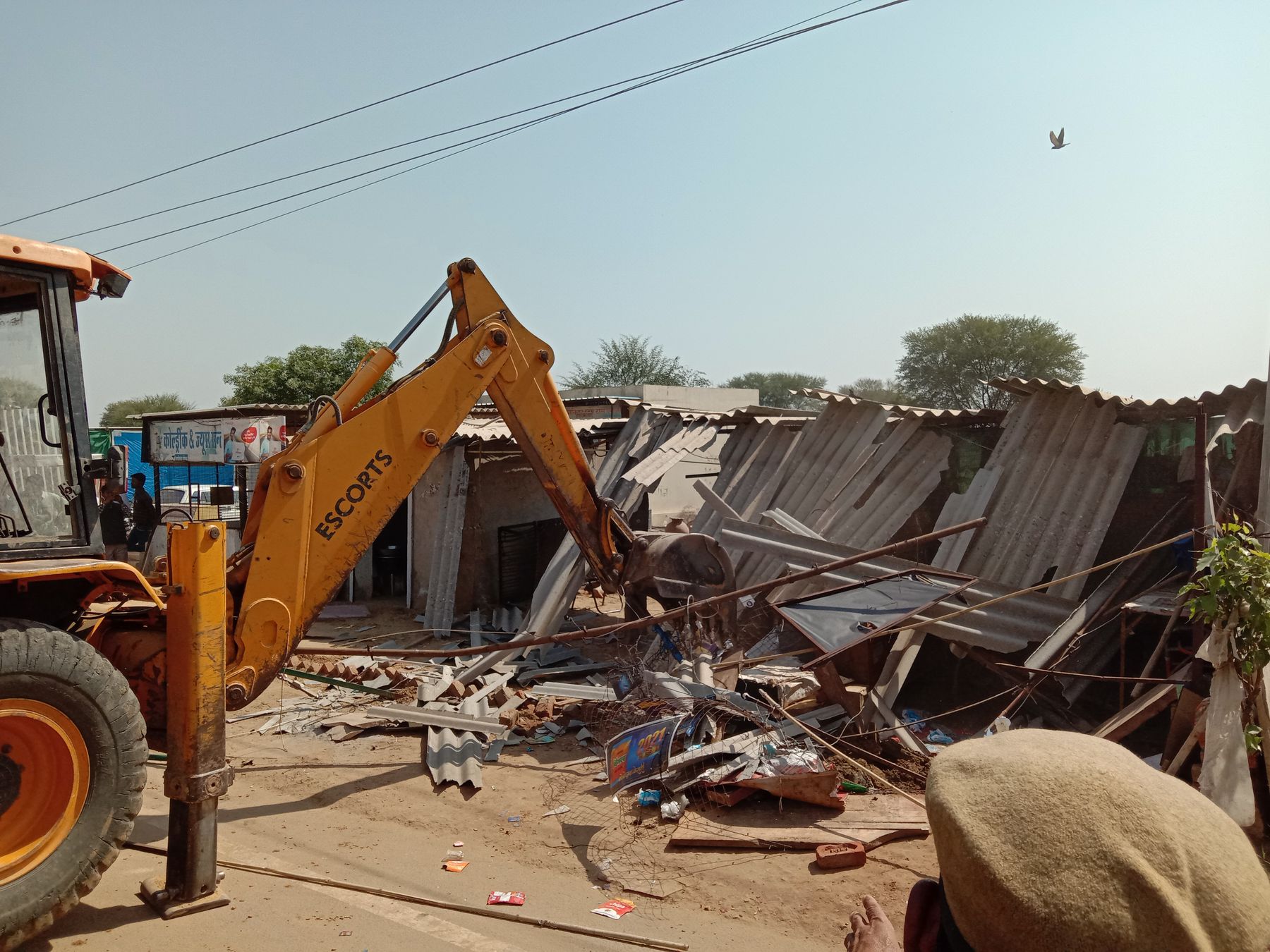 गिरधरपुरा टोल प्लाजा पर आधा दर्जन से अधिक दुकानों को तोड़ा