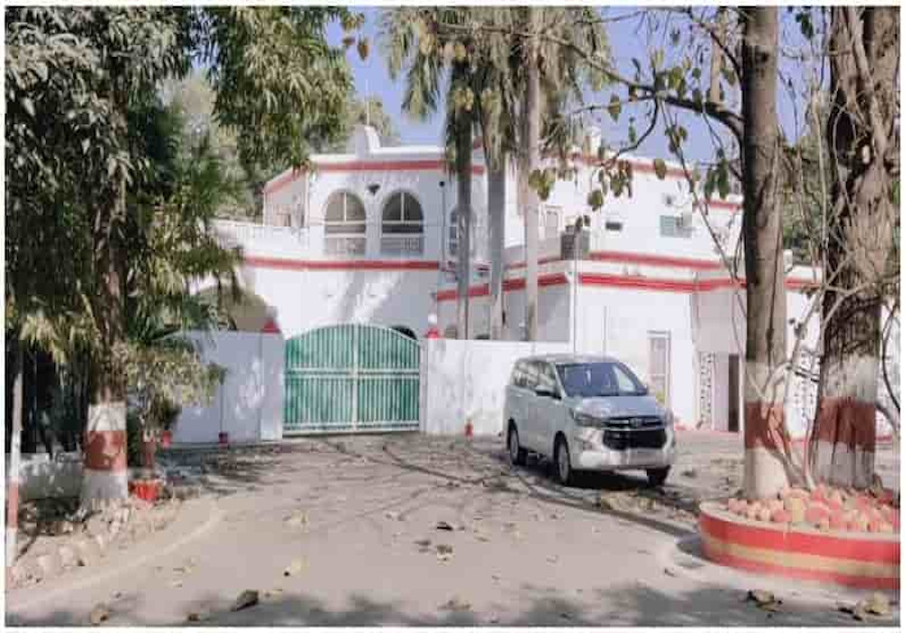 खीरी जिले का डीएम आवास निकला राजमहल, RTI से खुलासे के बाद असली मालिक को मिली सालों पुरानी संपत्ति