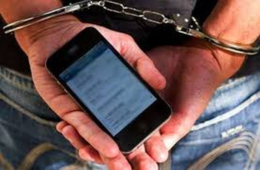 पुलिस को देख भागने लगा तो पीछा कर दबोचा, तलाशी में मिले 23 लाख के चुराए मोबाइल