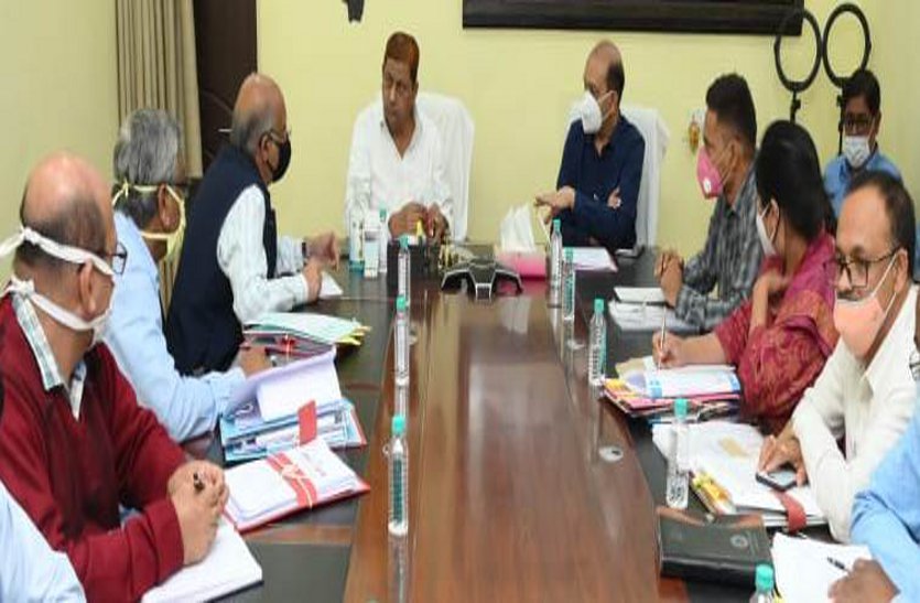 रायपुर : विभागीय समीक्षा करने के बाद पर्यावरण मंत्री बोले-निजी चिकित्सा संस्थानों में एक माह के भीतर प्राधिकार अनिवार्यत हो