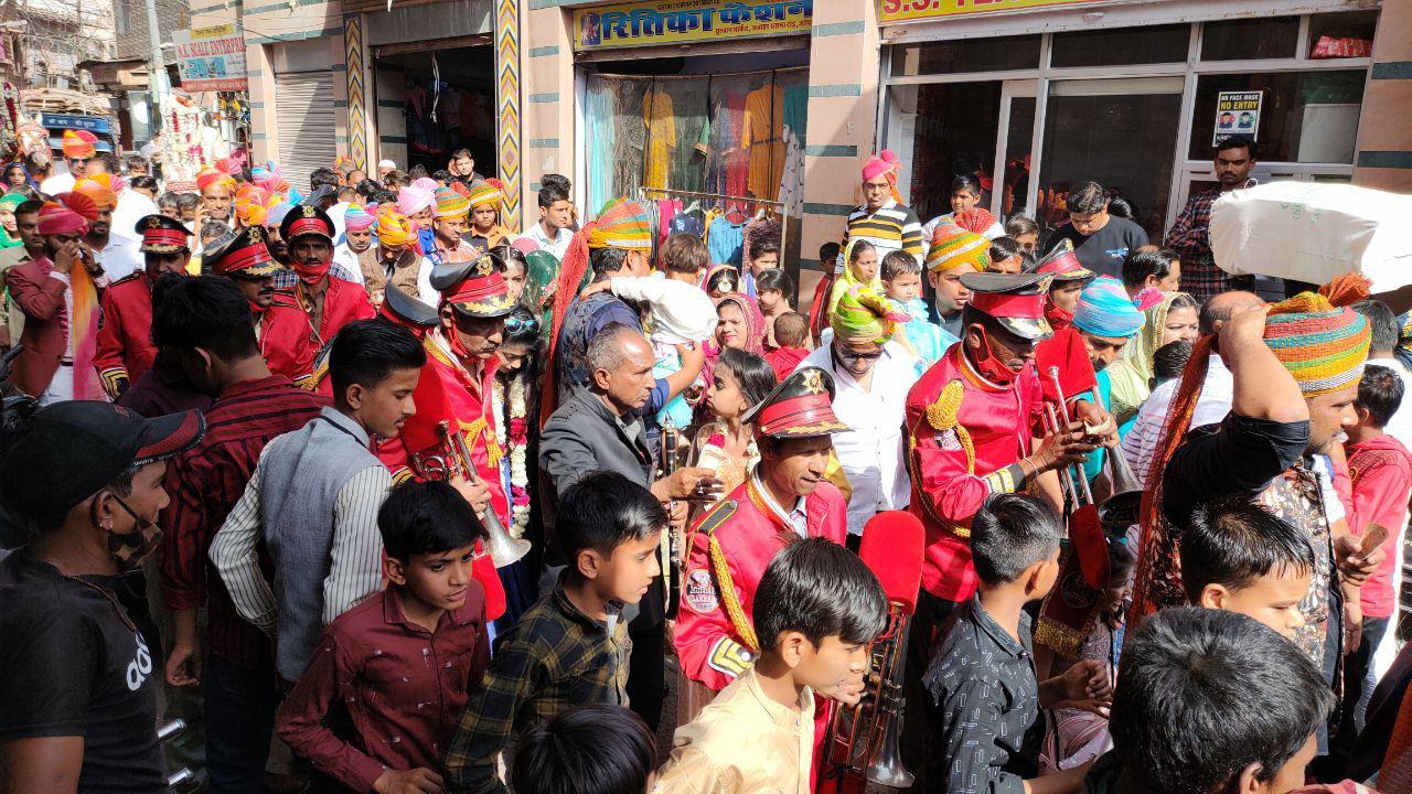कोरोना संक्रमण को न्यौता देते बिना मास्क के बाराती