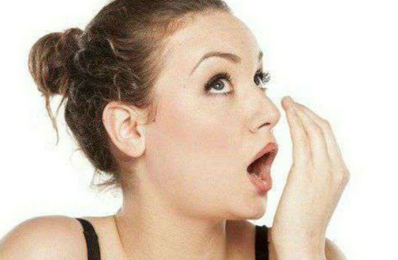 आपके भी मुंह से आती है बदबू, तो दूर करने के लिए अपनाएं यह आसान तरीके