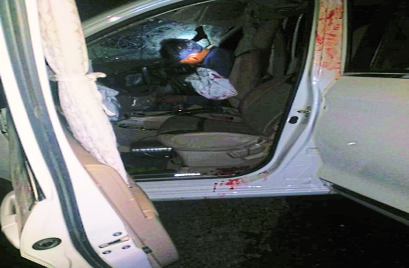 ट्रक-कार की भिड़ंत में तीन की मौत, नौ घायल