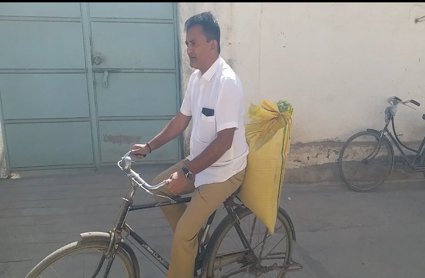 साइकिल पर खाद की थैली लेकर मतदान करने पहुंचे धानाणी