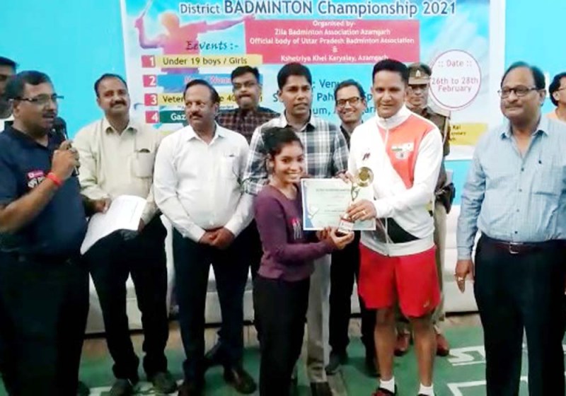 विजेता खिलाड़ियों को पुरस्कृत करते डीआईजी