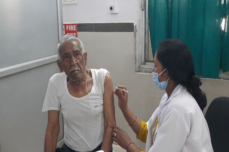 कोरोना का टीका लगवाते बुजुर्ग